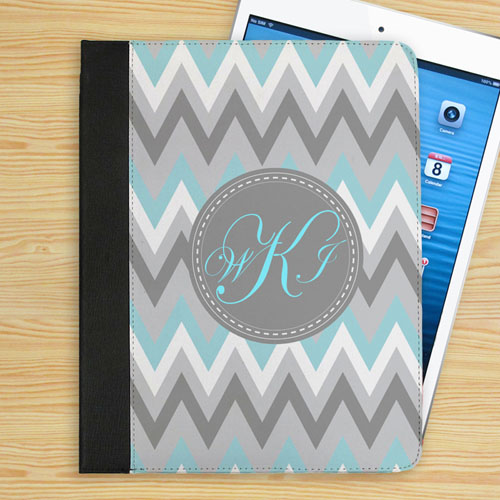 Étui folio monogrammé personnalisé chevorn zigzag turquoise blanc gris personnalisé
